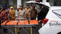 Anies Baswedan secara simbolis menerima donasi ambulans dan alat pelindung diri (APD) dari PT Toyota Motor Manufacturing Indonesia.