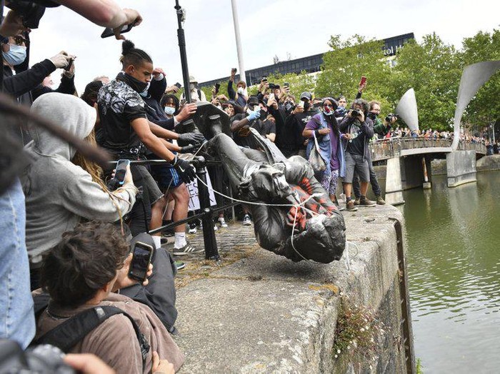 Pendemo Black Lives Matter robohkan patung Edward Colston