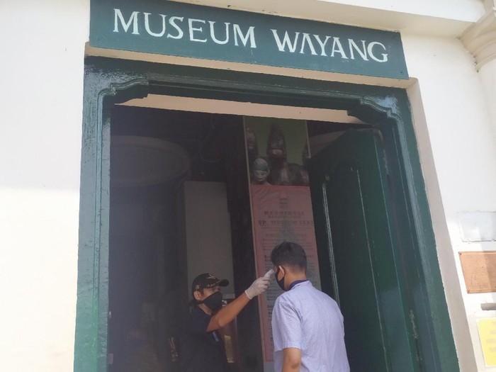 Pengunjung museum di kawasan Kota Tua dicek suhu tubuh sebelum masuk ke area museum