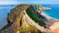 Karena mobil dilarang di Sark, kasus pencurian mobil atau pun kendaraan bermotor lainnya, pun nihil di pulau ini. Warga kemana-mana jalan kaki atau naik sepeda di sini. (Getty Images/iStockphoto/Allard1)