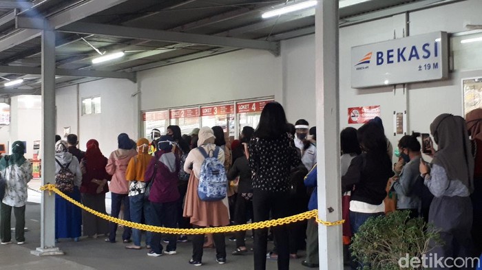 Penumpang mengantre sebelum masuk ke Stasiun Bekasi pagi ini