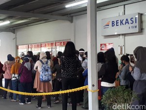 Kantor di DKI Mulai Buka, Penumpang Mengantre Masuk ke Stasiun Bekasi Pagi Ini