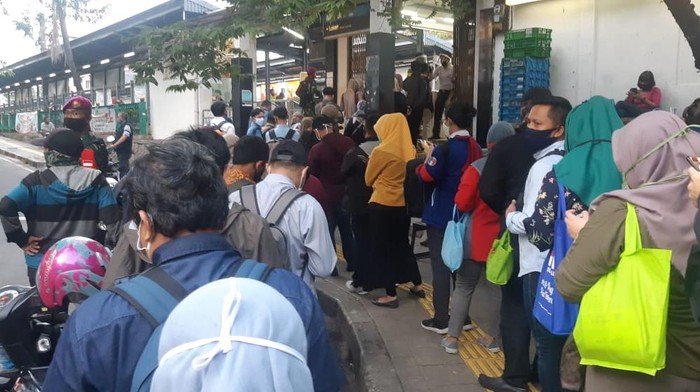 Penumpang Stasiun Cawang antre saat jam pulang kantor (8/6/2020)