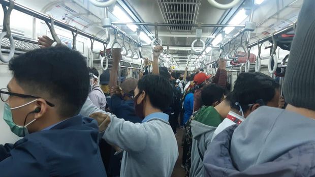 Penumpang Stasiun Cawang antre saat jam pulang kantor (8/6/2020)