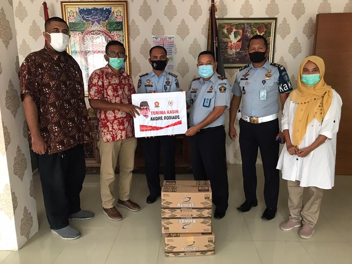 Anggota Komisi VI DPR RI dari Fraksi Gerindra Andre Rosiade mengirim ribuan masker untuk sejumlah Lembaga Pemasyarakatan (LP) dan Rumah Tahanan (Rutan) di Padang.