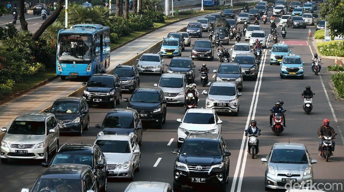 Memasuki masa transisi PSBB pekan kedua, perkantoran di Jakarta mulai dibuka, Senin (8//6/2020). Arus lalu lintas di Jalan Jenderal Sudirman terpantau padat.