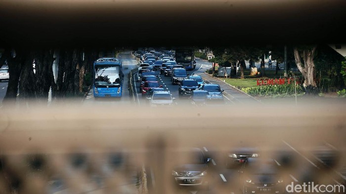 Memasuki masa transisi PSBB pekan kedua, perkantoran di Jakarta mulai dibuka, Senin (8//6/2020). Arus lalu lintas di Jalan Jenderal Sudirman terpantau padat.