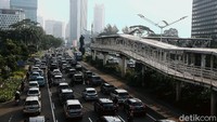 Kendaraan baik mobil dan sepeda motor saling berjejal mengisi ruang jalan.