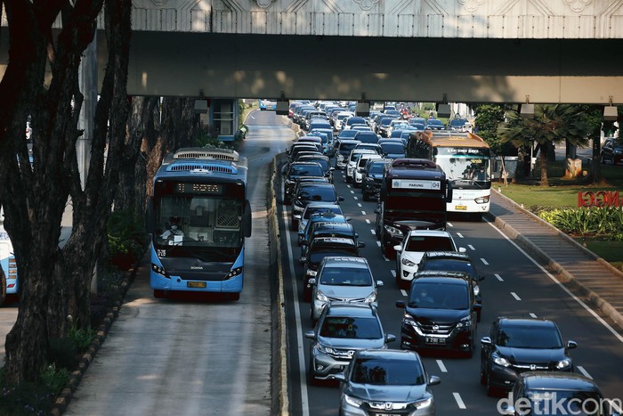 Memasuki masa transisi PSBB pekan kedua, perkantoran di Jakarta mulai dibuka, Senin (8//6/2020). Arus lalu lintas di Jalan Jenderal Sudirman terpantau padat.