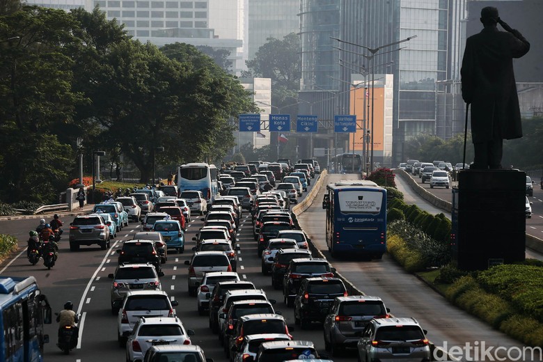 Perkantoran di DKI Mulai Buka, Jalan Sudirman Padat Memasuki masa transisi PSBB pekan kedua, perkantoran di Jakarta mulai dibuka, Senin (8//6/2020). Arus lalu lintas di Jalan Jenderal Sudirman terpantau padat.