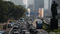 Arus lalu lintas dari Jalan Sudirman menuju Jalan Thamrin padat pagi ini.