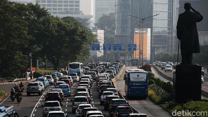 Memasuki masa transisi PSBB pekan kedua, perkantoran di Jakarta mulai dibuka, Senin (8//6/2020). Arus lalu lintas di Jalan Jenderal Sudirman terpantau padat.