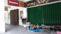 Pantauan detikcom, suasana di kawasan Malioboro tampak lengang. Kendati demikian, tampak beberapa PKL yang sedang bersiap-siap menggelar lapak dagangannya.