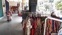 Tak hanya 1 atau 2 PKL, tampak puluhan PKL melakukan hal yang sama. Bahkan, sejauh mata memandang para PKL di Malioboro sudah beraktivitas kembali, baik penjual makanan, minuman, pakaian hingga aksesori.