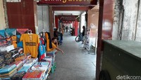 Salah satu pedagang pakaian, Yudi (35), mengaku berjualan kembali sejak kemarin, Minggu (7/6). Yudi mengungkapkan, hal itu dilakukan karena tidak memiliki pemasukan untuk memenuhi kebutuhan sehari-hari.
