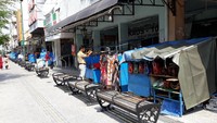 Irham dan pedagang lain menambahkan, bahwa mereka menerapkan protokol kesehatan saat berjualan. Contohnya adalah melakukan jaga jarak tiap ada pembeli dan kalau mendapat uang itu kemudian mereka mencuci tangannya.