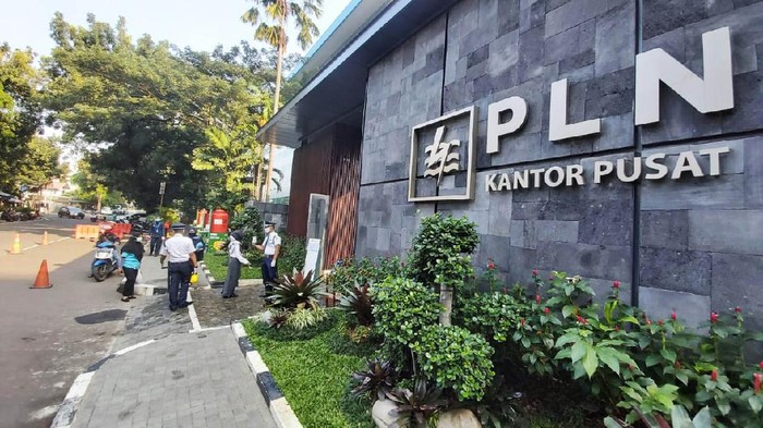 PLN Terapkan Protokol Kesehatan Sambut New Normal PLN terus bersiap menghadapi tatanan kehidupan baru atau new normal. Kini PLN telah menerapkan protokol kesehatan di lingkungan kerja untuk mencegah penyebaran COVID-19.