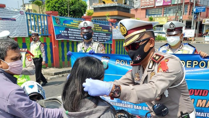 Polantas di Depok Bagi-bagi Masker