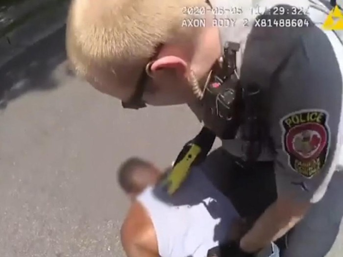 Polisi di AS Menembak Pria Kulit Hitam dengan Pistol Setrum