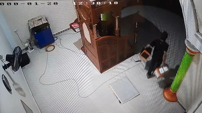 Potongan gambar CCTV pencurian kotak amal masjid di Jambi.