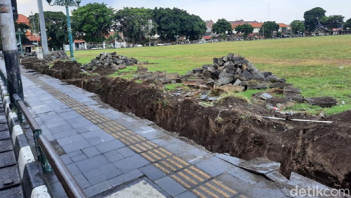Potret pembangunan pagar di Alun-alun Utara, Senin (8/6/2020)