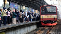 Penumpukan terjadi karena hampir semua perkantoran mulai buka hari ini.