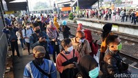 Penumpukan juga terjadi disebabkan pihak Commuter Line penerapkan protokol kesehatan sehingga daya angkut di kereta di batasi.