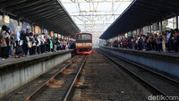 Hampir semua perkantoran di Jakarta mulai dibuka pada Senin (8/6/2020). Penumpukan penumpang pun terjadi di Stasiun Bekasi kemarin. Agung Pambudhy/detikcom.