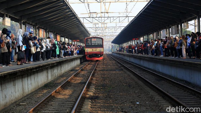 Potret Penumpukan Penumpang di Stasiun Bekasi Penumpukan penumpang terjadi di Stasiun Bekasi, Senin (8/6). Begini potretnya.