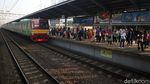 Potret Penumpukan Penumpang di Stasiun Bekasi