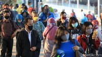 Akibatnya antrean mengular hingga ke luar stasiun.