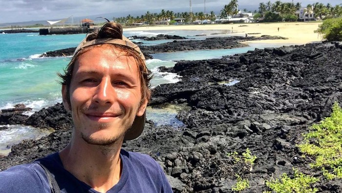 Pria bertemu satwa liar di Galapagos Pria bertemu satwa liar di Galapagos