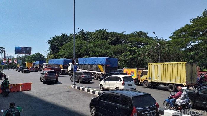 Lalu lintas di check point Bundaran Waru padat merayap di hari terakhir PSBB Surabaya jilid 3. Itu terjadi karena petugas hanya membuka 2 dari 4 lajur yang ada.
