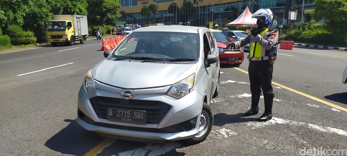 Di hari terakhir PSBB Surabaya jilid 3, pemeriksaan protokol kesehatan di check point Budaran Waru diperketat. Puluhan kendaraan roda empat yang mau masuk Surabaya putar balik.