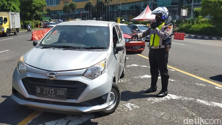 PSBB Surabaya Di hari terakhir PSBB Surabaya jilid 3, pemeriksaan protokol kesehatan di check point Budaran Waru diperketat. Puluhan kendaraan roda empat yang mau masuk Surabaya putar balik.
