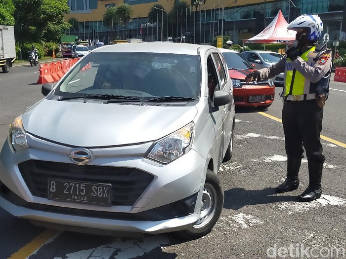 Di hari terakhir PSBB Surabaya jilid 3, pemeriksaan protokol kesehatan di check point Budaran Waru diperketat. Puluhan kendaraan roda empat yang mau masuk Surabaya putar balik.