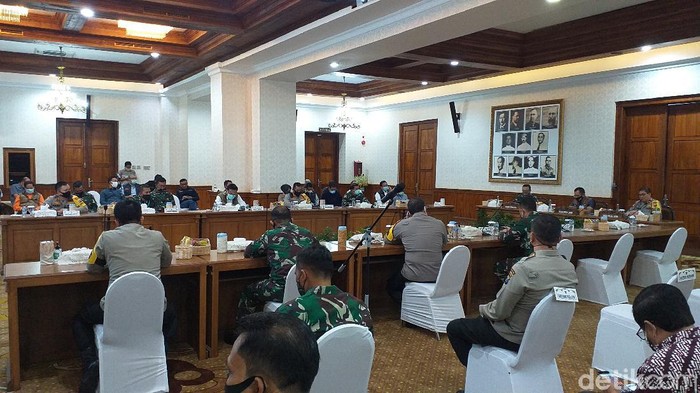 Kepastian PSBB Surabaya Raya diperpanjang atau tidak masih menyisakan tanda tanya. Namun keputusan tersebut akan disampaikan hari ini oleh Gubernur Jatim Khofifah Indar Parawansa hari ini.