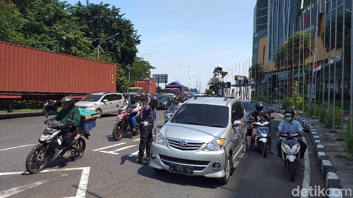 Lalu lintas di check point Bundaran Waru padat merayap di hari terakhir PSBB Surabaya jilid 3. Itu terjadi karena petugas hanya membuka 2 dari 4 lajur yang ada.