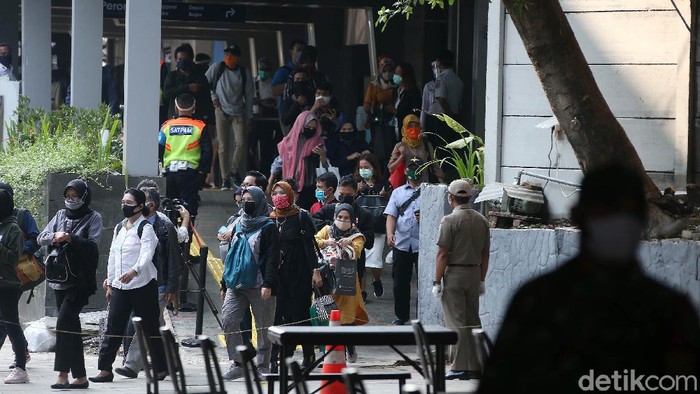 Saat ini, DKI Jakarta tengah melaksanakan Pembatasan Sosial Berskala Besar (PSBB) masa transisi. Warga kini mulai kembali berkantor.