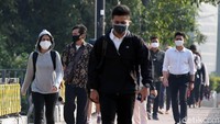 Warga diharuskan memakai masker.