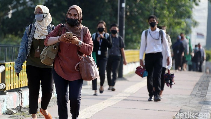 PSBB Transisi, Warga Kembali Mulai Berkantor Saat ini, DKI Jakarta tengah melaksanakan Pembatasan Sosial Berskala Besar (PSBB) masa transisi. Warga kini mulai kembali berkantor.