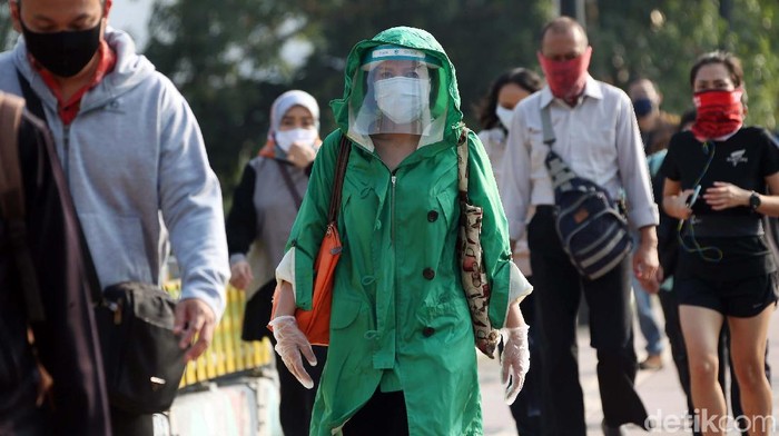 PSBB Transisi, Warga Kembali Mulai Berkantor Saat ini, DKI Jakarta tengah melaksanakan Pembatasan Sosial Berskala Besar (PSBB) masa transisi. Warga kini mulai kembali berkantor.