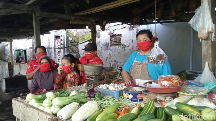 Puluhan Ribu Masker Disebar ke Pasar-pasar di Surabaya