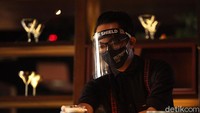 Para pegawai juga diwajibkan mengenakan masker, sarung tangan dan face shield.