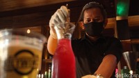 Tak seperti biasanya kini mereka hanya menggunakan gelas sekali pakai untuk menghindari penularan virus Corona.