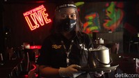 Pengunjung juga hanya boleh duduk alias tidak boleh berdiri seperti biasanya.