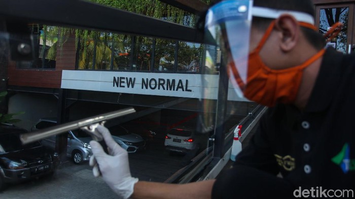 Salah satu pusat tongkrongan kekinian di kawasan Gunawarman, Jakarta, ikut menerapkan protokol kesehatan di era new normal.