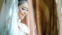 Qory tampak sangat cantik dan menawan di hari bahagianya tersebut. Dok. Yudi Wasisto (Photo Talk Studio)