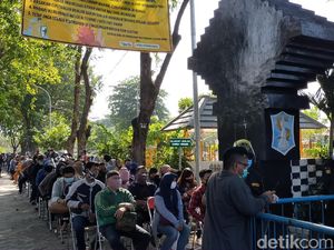 Makin Tertib, Warga Surabaya yang Rapid Test Sudah Physical Distancing