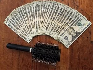 Sisir Unik Multifungsi, Bisa untuk Sisir Rambut dan Simpan Uang